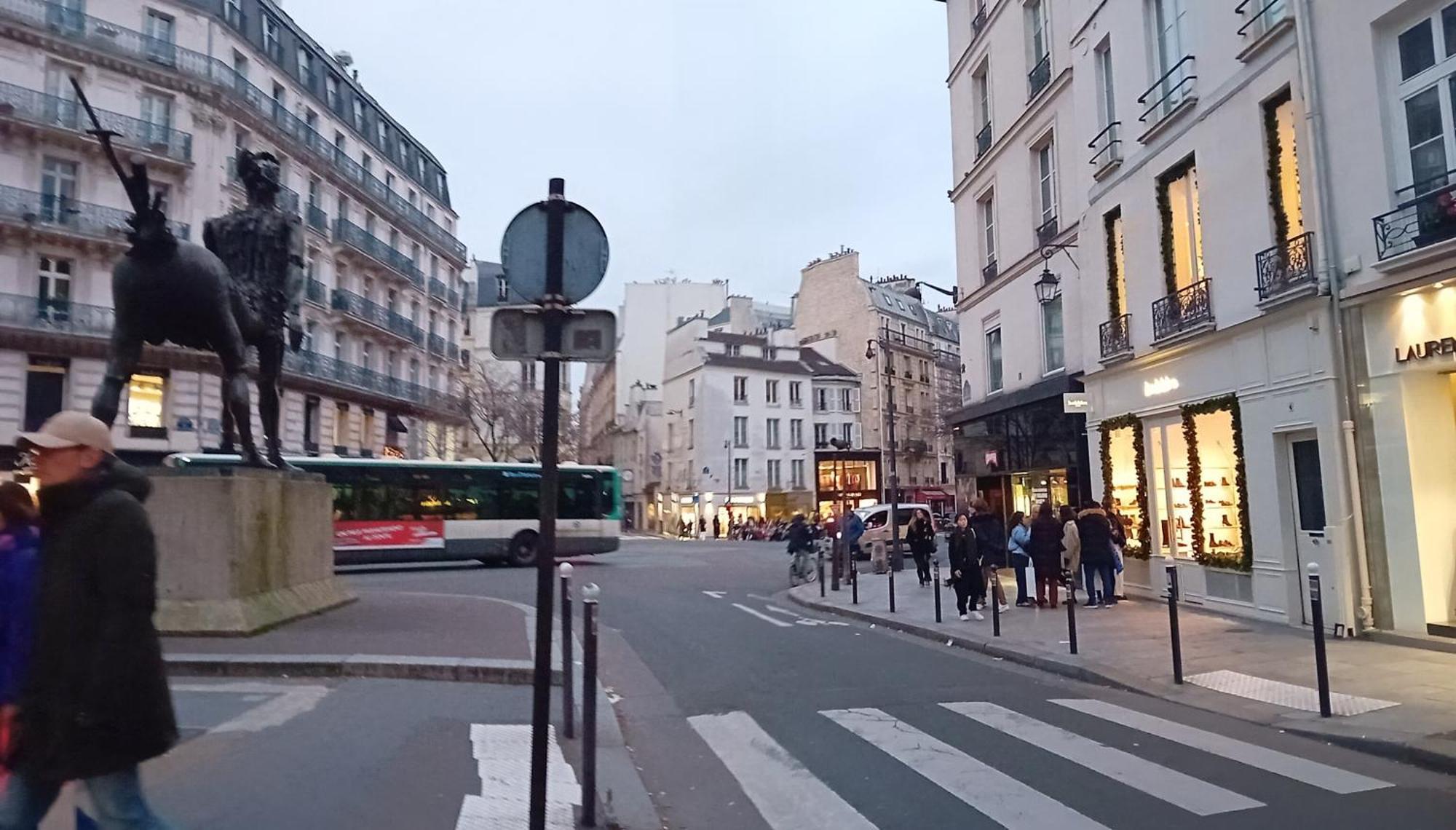 1 Minute Gare Montparnasse , Center, Awsome Place, Close To Eiffel Tour And Louvre Meusm , Front Metro Appartamento