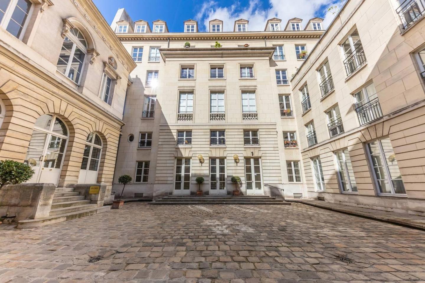 Bed & Breakfast In Marais Elegant Flat In Old