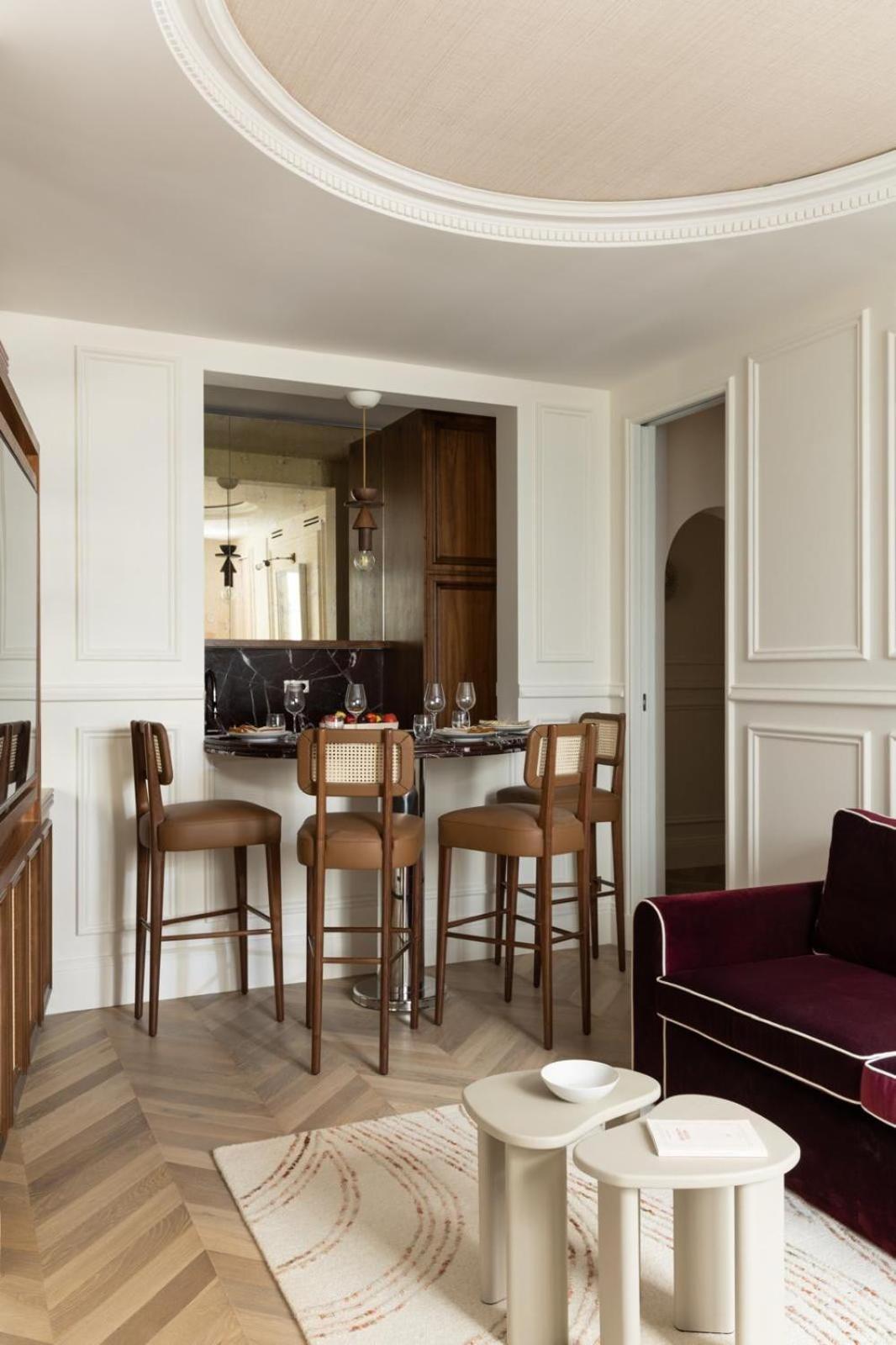 Sublim With Ac Next To Arc De Triomphe *