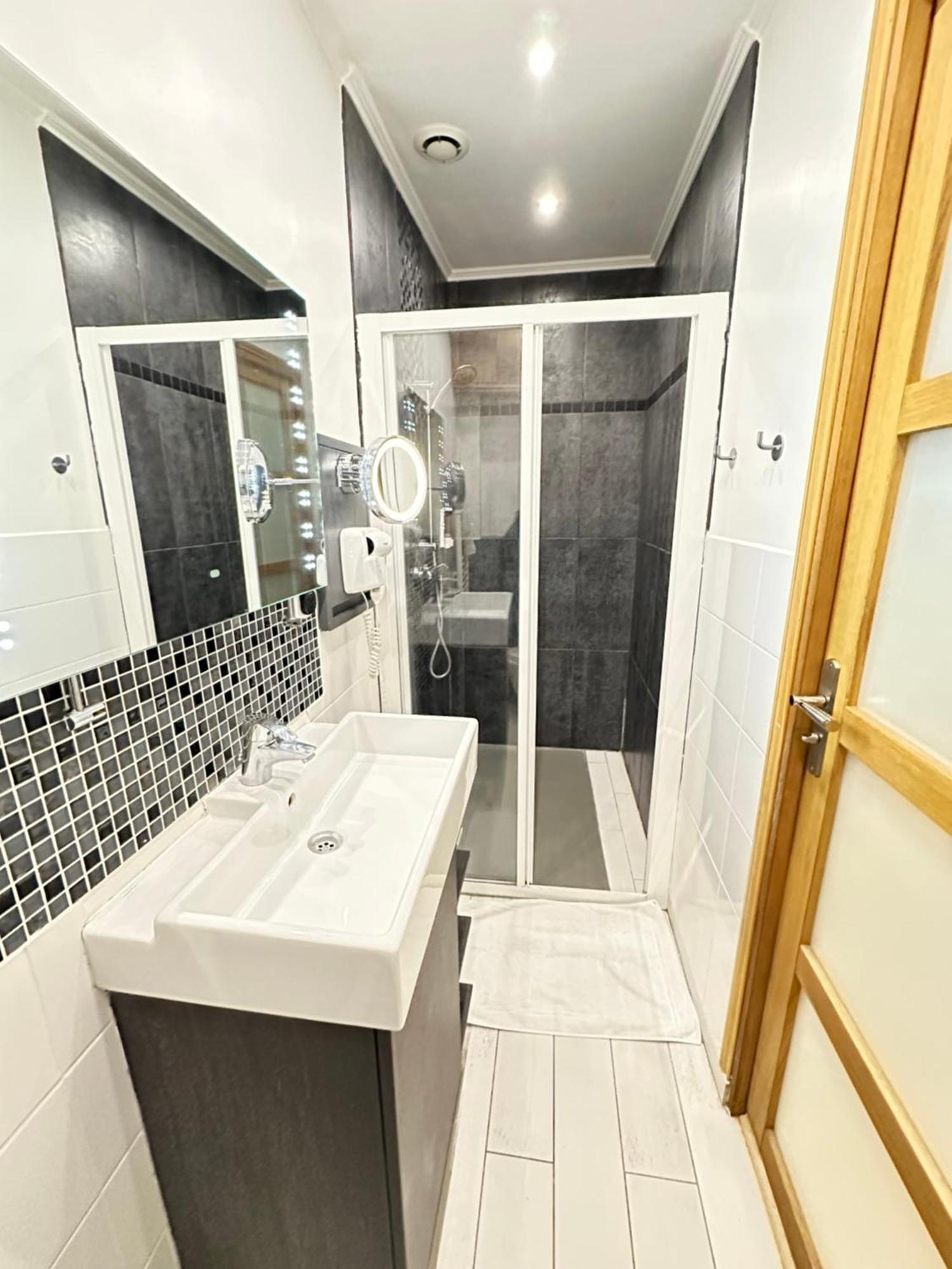 St Paul Marais Flat Ground Floor Parigi