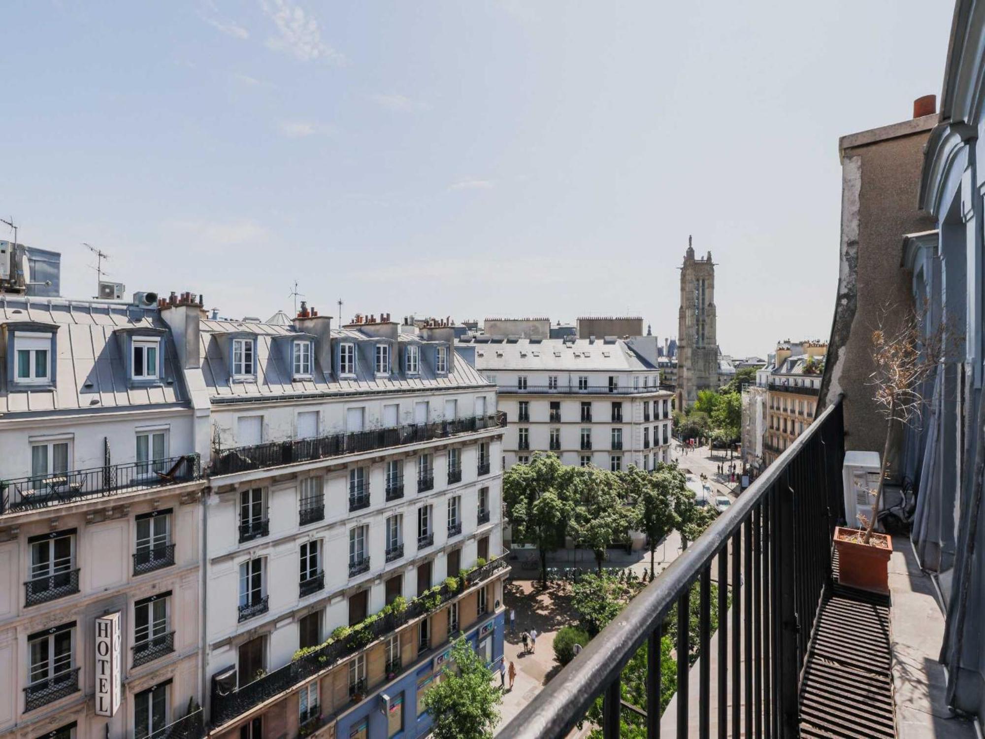 Luminous 1bdr Witha C&balcony-marais Louvre Paris