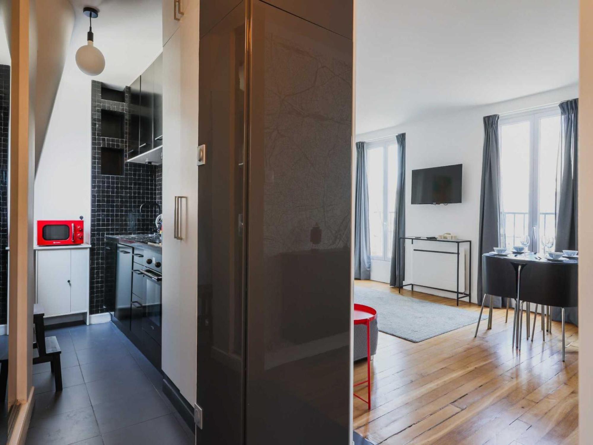Luminous 1bdr Witha C&balcony-marais Louvre *