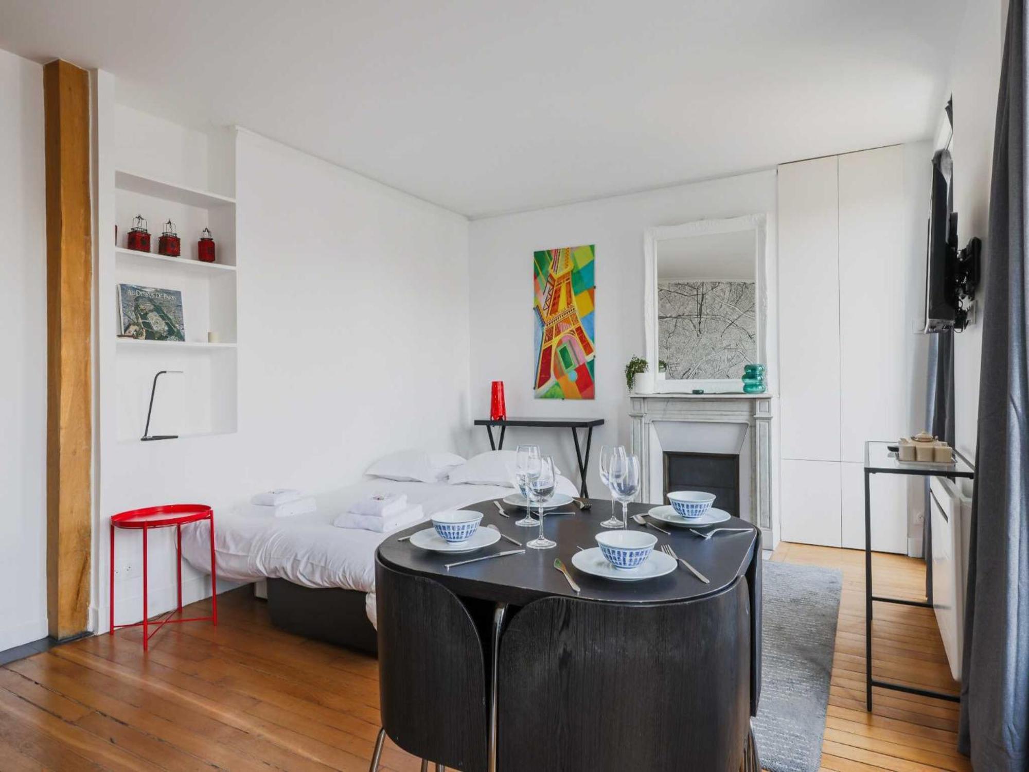Luminous 1bdr Witha C&balcony-marais Louvre Apartment *