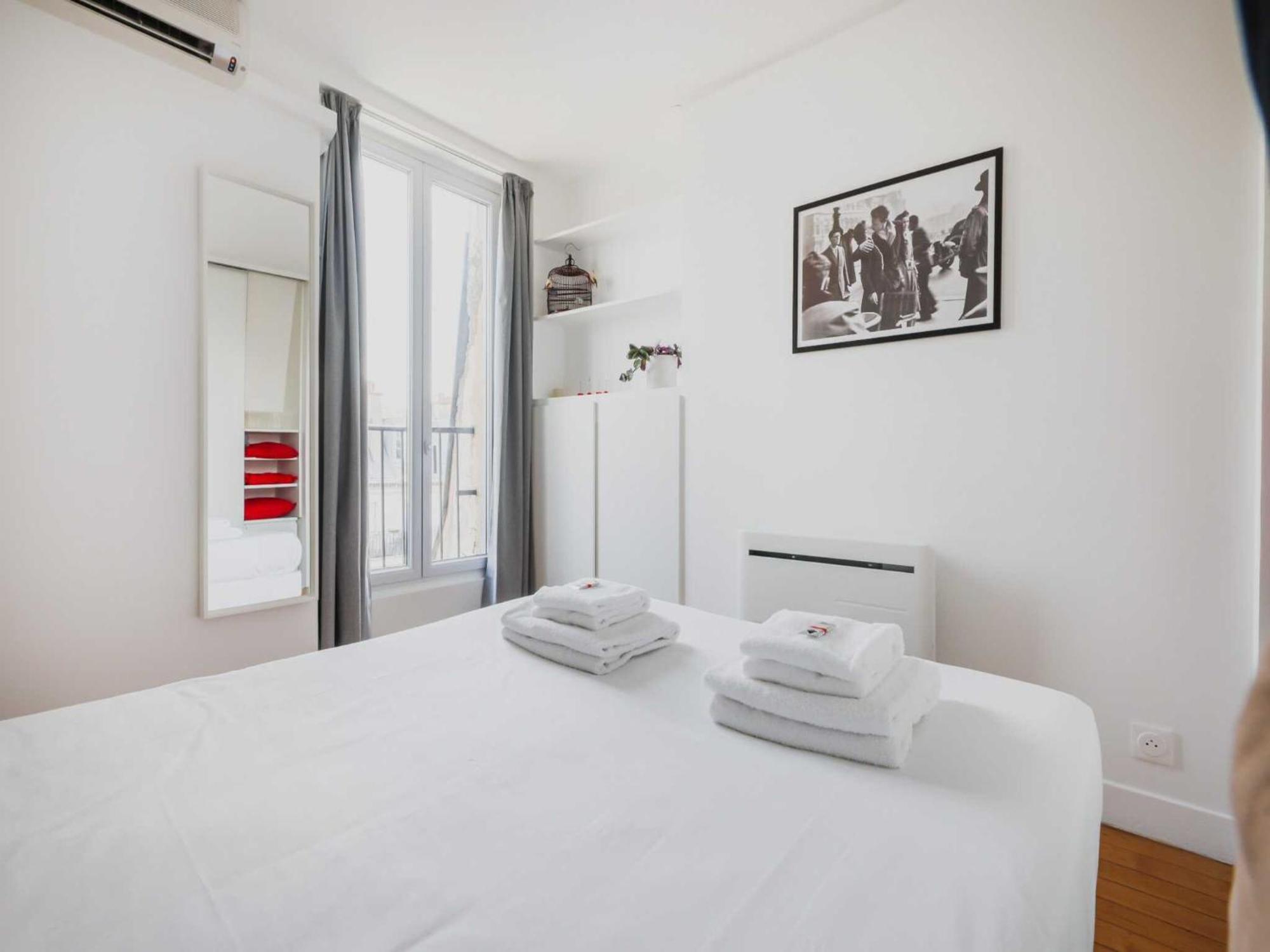 Luminous 1bdr Witha C&balcony-marais Louvre Parigi