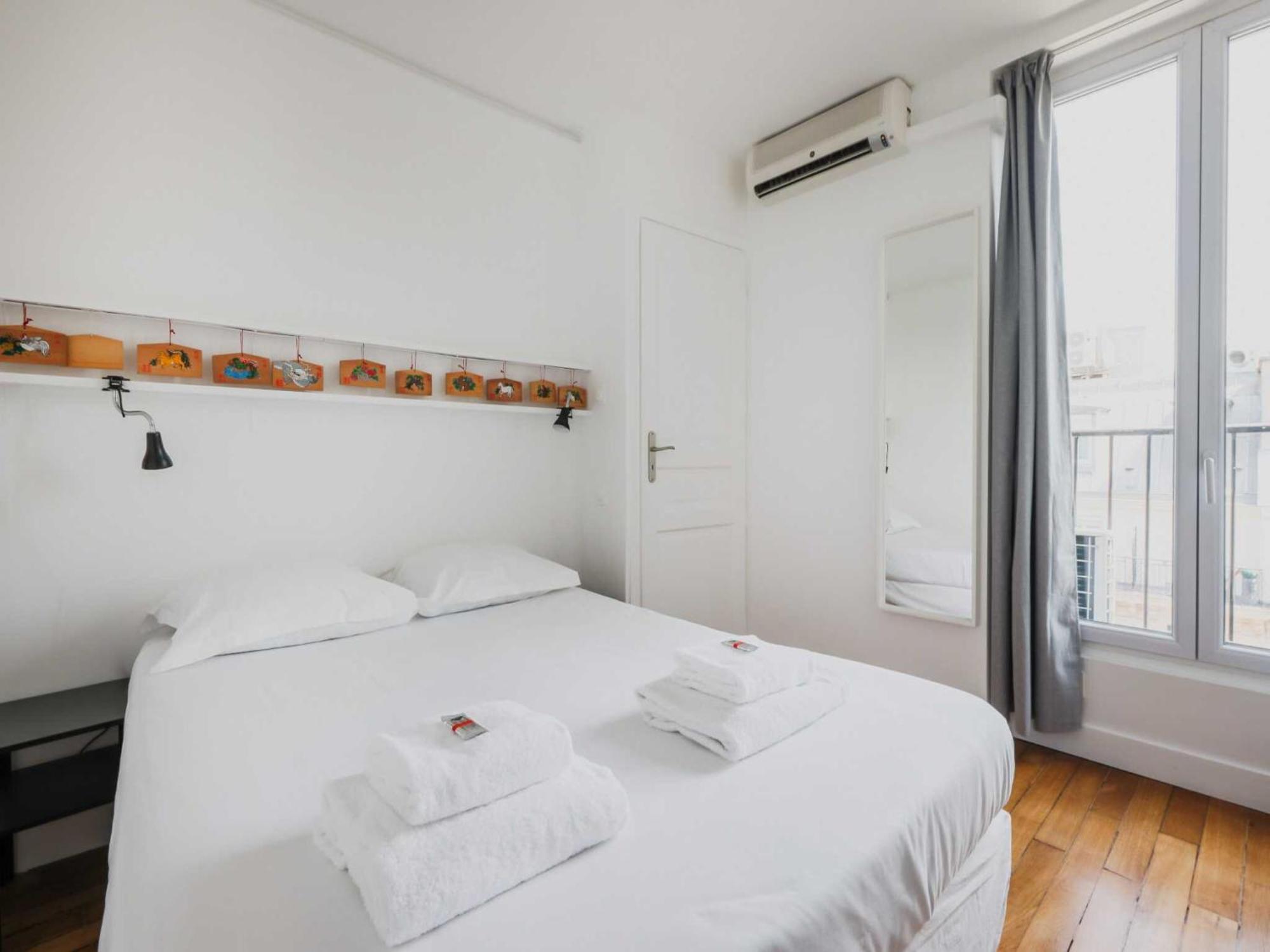 Apartment Luminous 1bdr Witha C&balcony-marais Louvre Paris