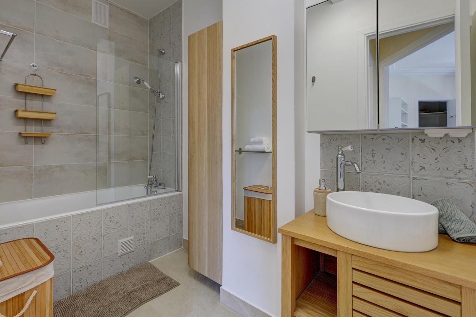 Bnbnook - Charming 1br With Eiffel Tower View Appartamento *