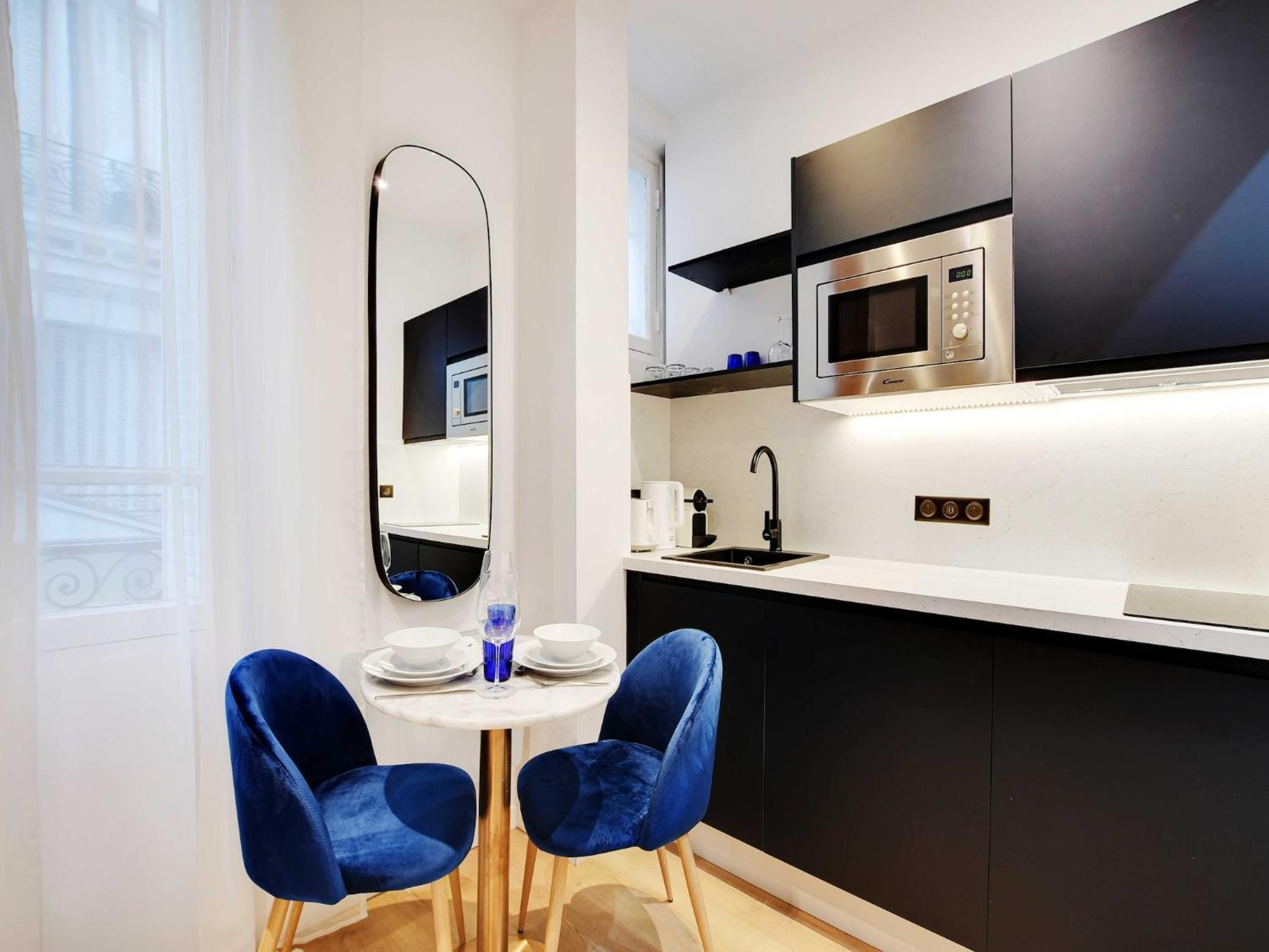 Cozy Parisian 2p In The Prestigious 8th Parigi