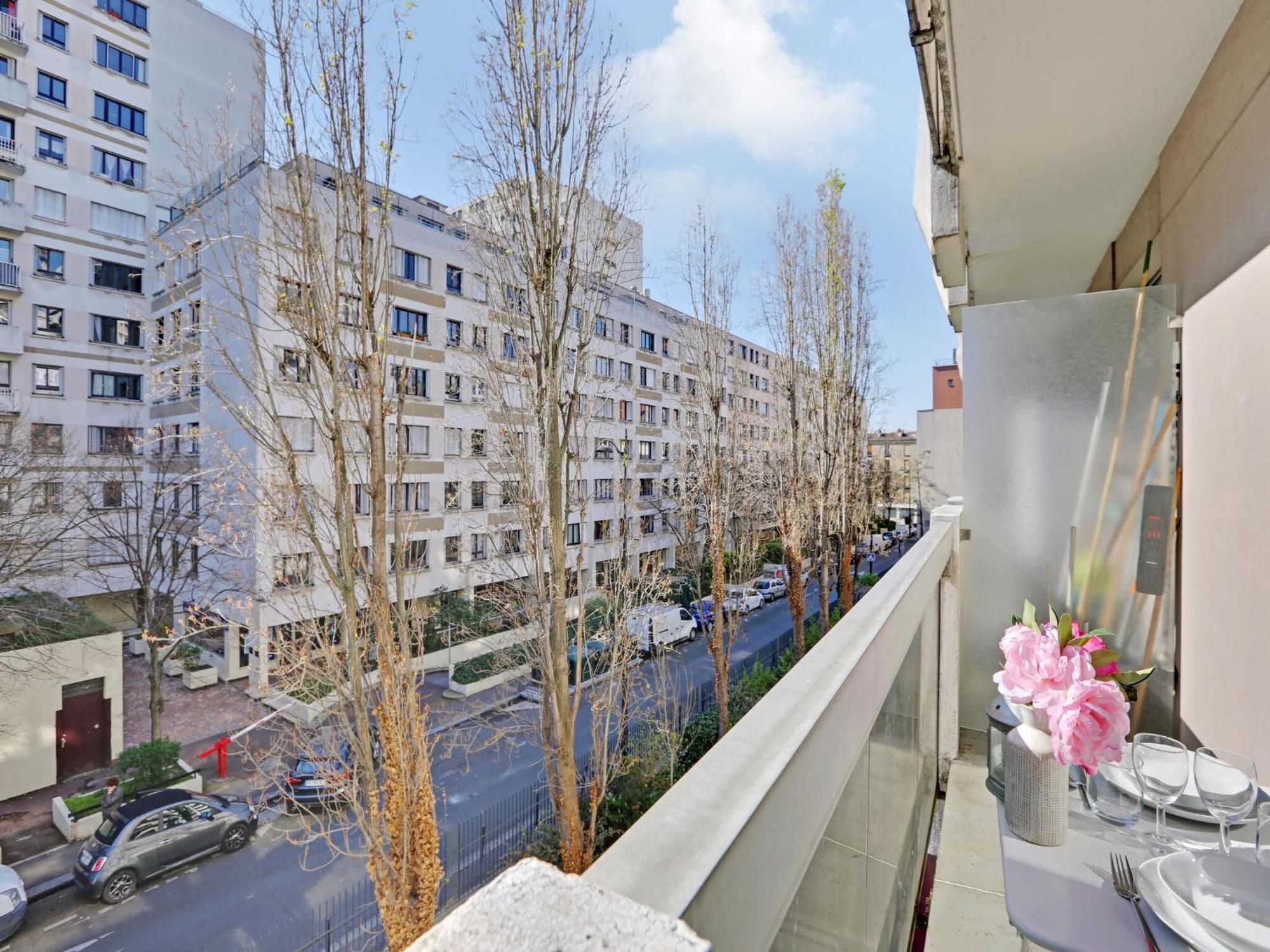 Near Bassin De La - 2p Balcony Parigi