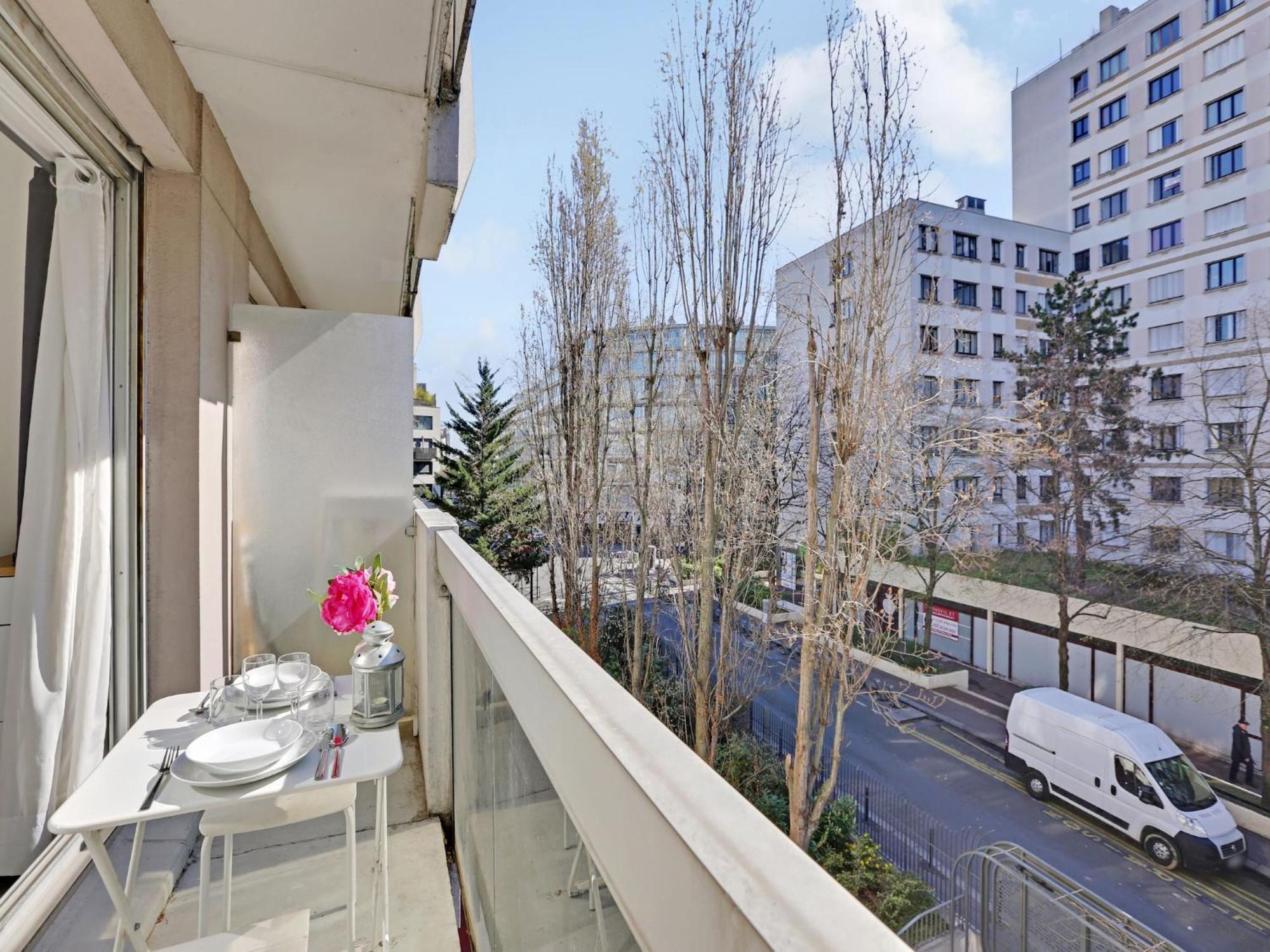 Near Bassin De La - 2p Balcony Parigi