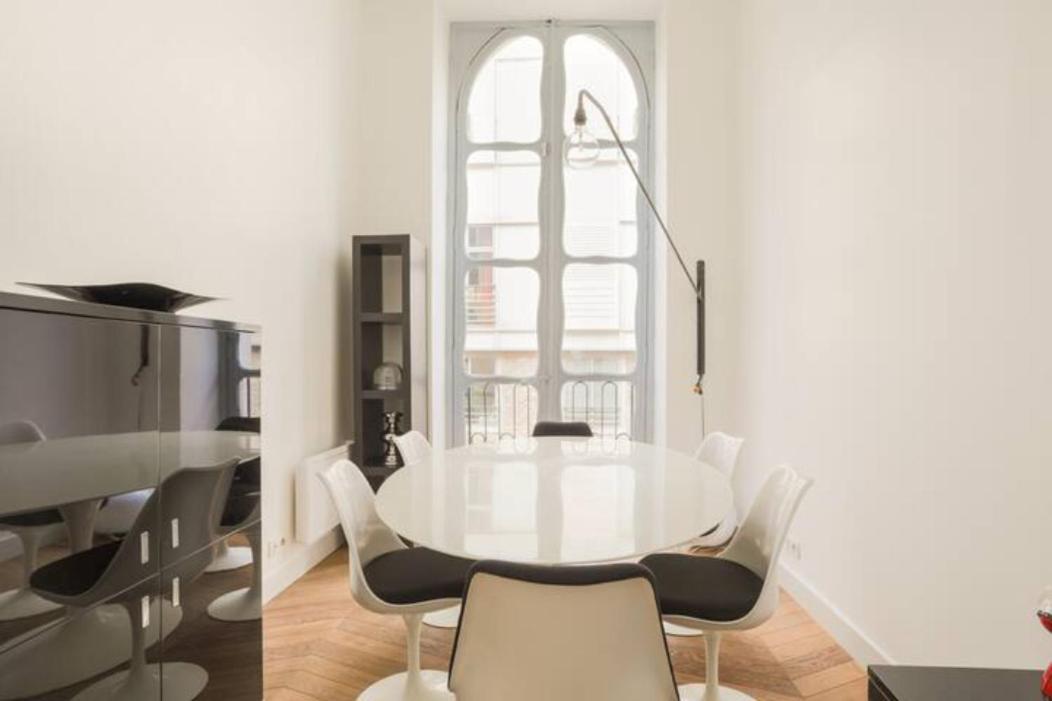 Apartment Amazing Premium Flat, Fantastic Location, 1290 Sqf