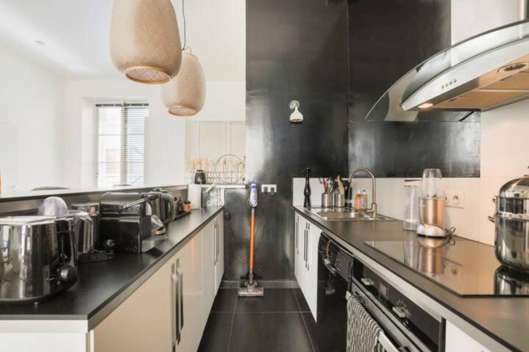 Apartment Amazing Premium Flat, Fantastic Location, 1290 Sqf *