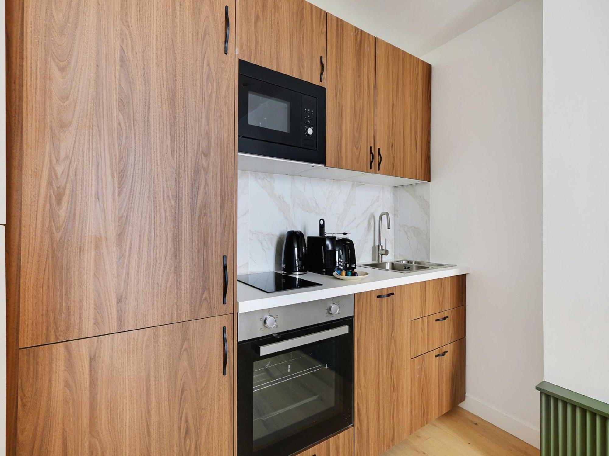 Modern With Ac - 2p- Sacre-c Ur Paris