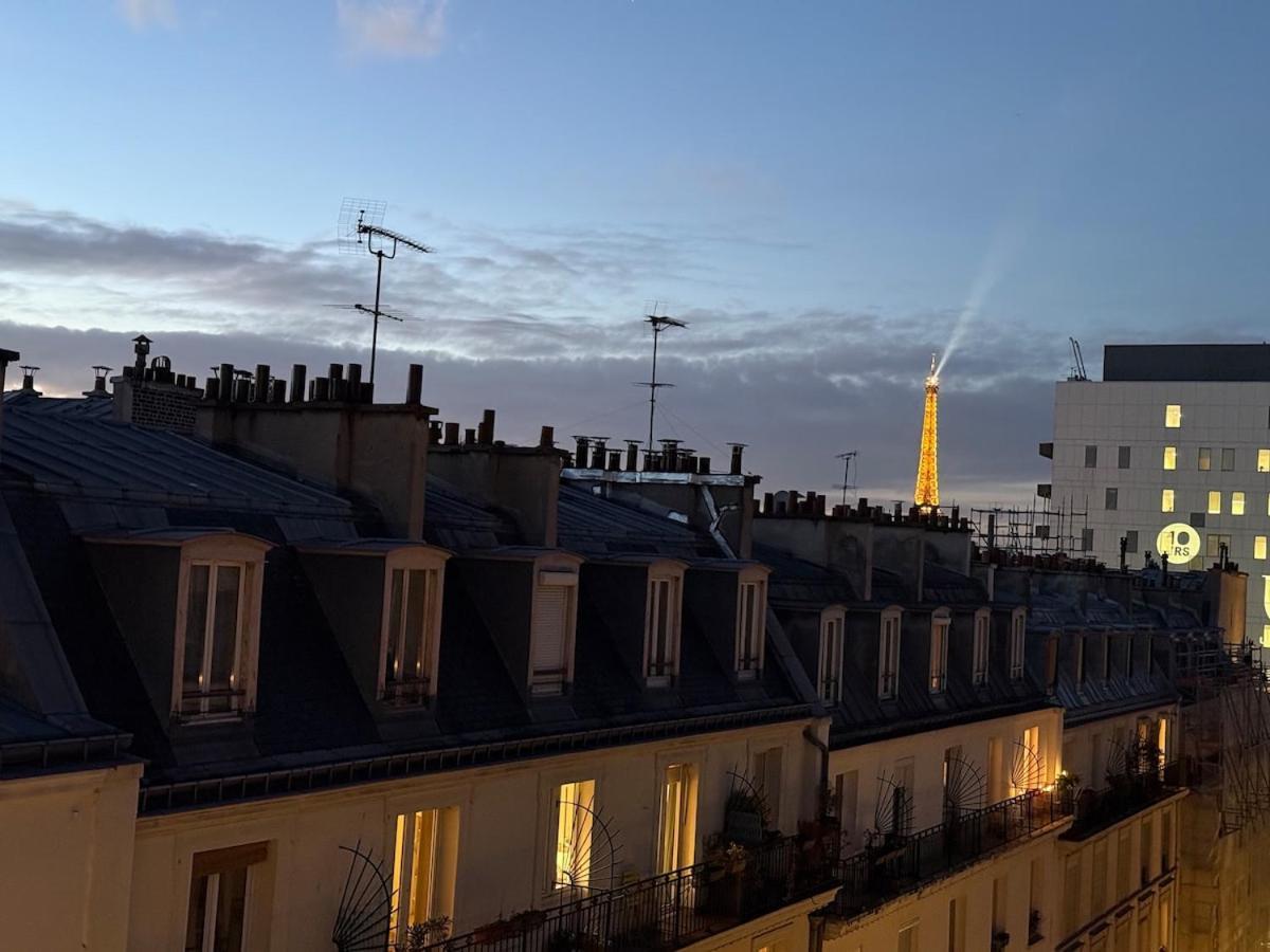 With Eiffel Tower View * Parigi