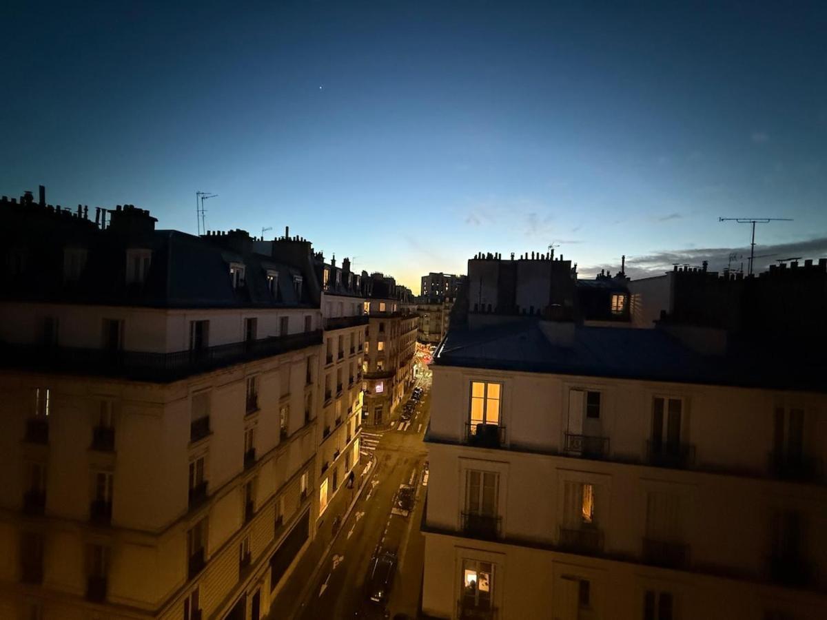 With Eiffel Tower View Parigi