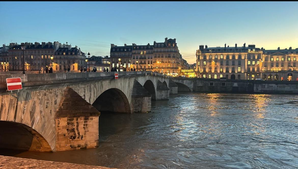 Chic Near Louvre & Eiffel Tour Apartment Paris
