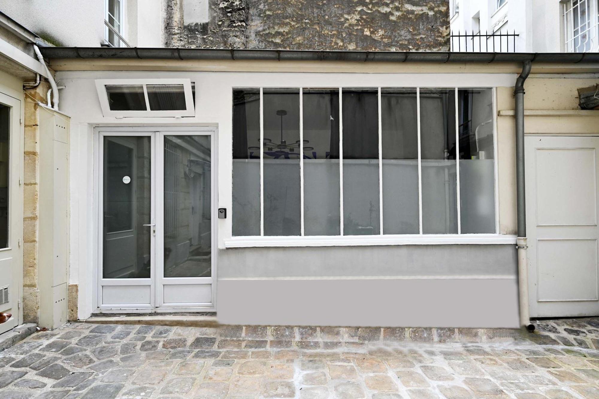 Large With Modern Art Vibes Perfect For 3 Apartment