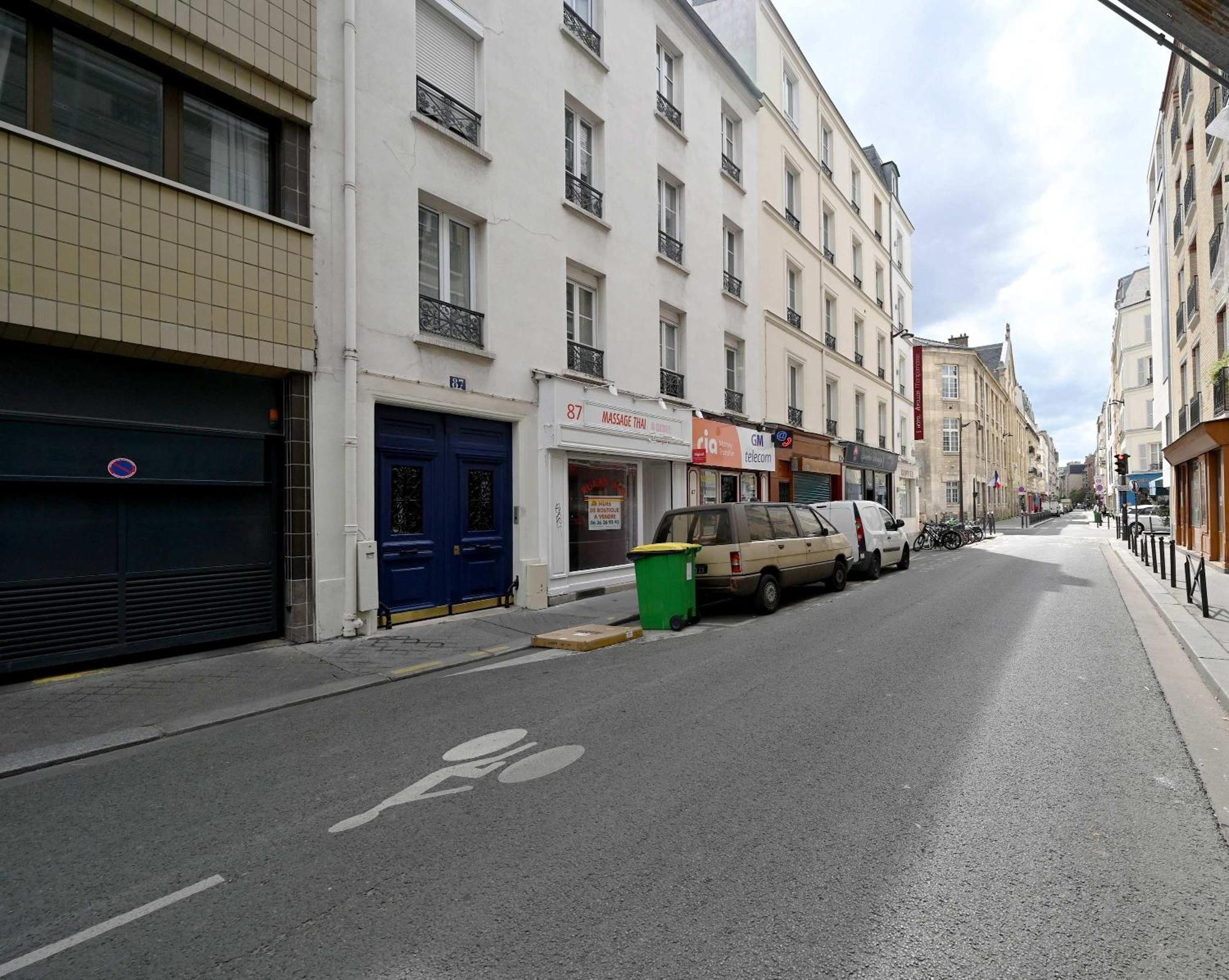 Large With Modern Art Vibes Perfect For 3 * Paris