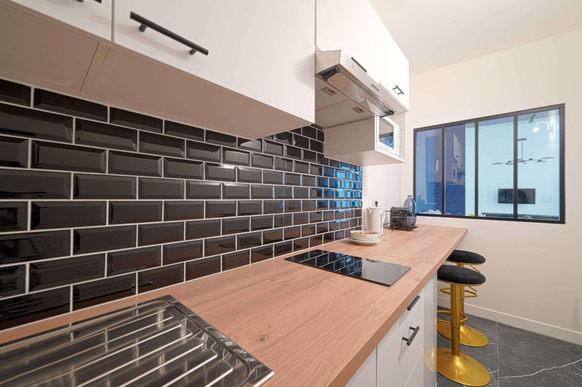 Large With Modern Art Vibes Perfect For 3 Apartment