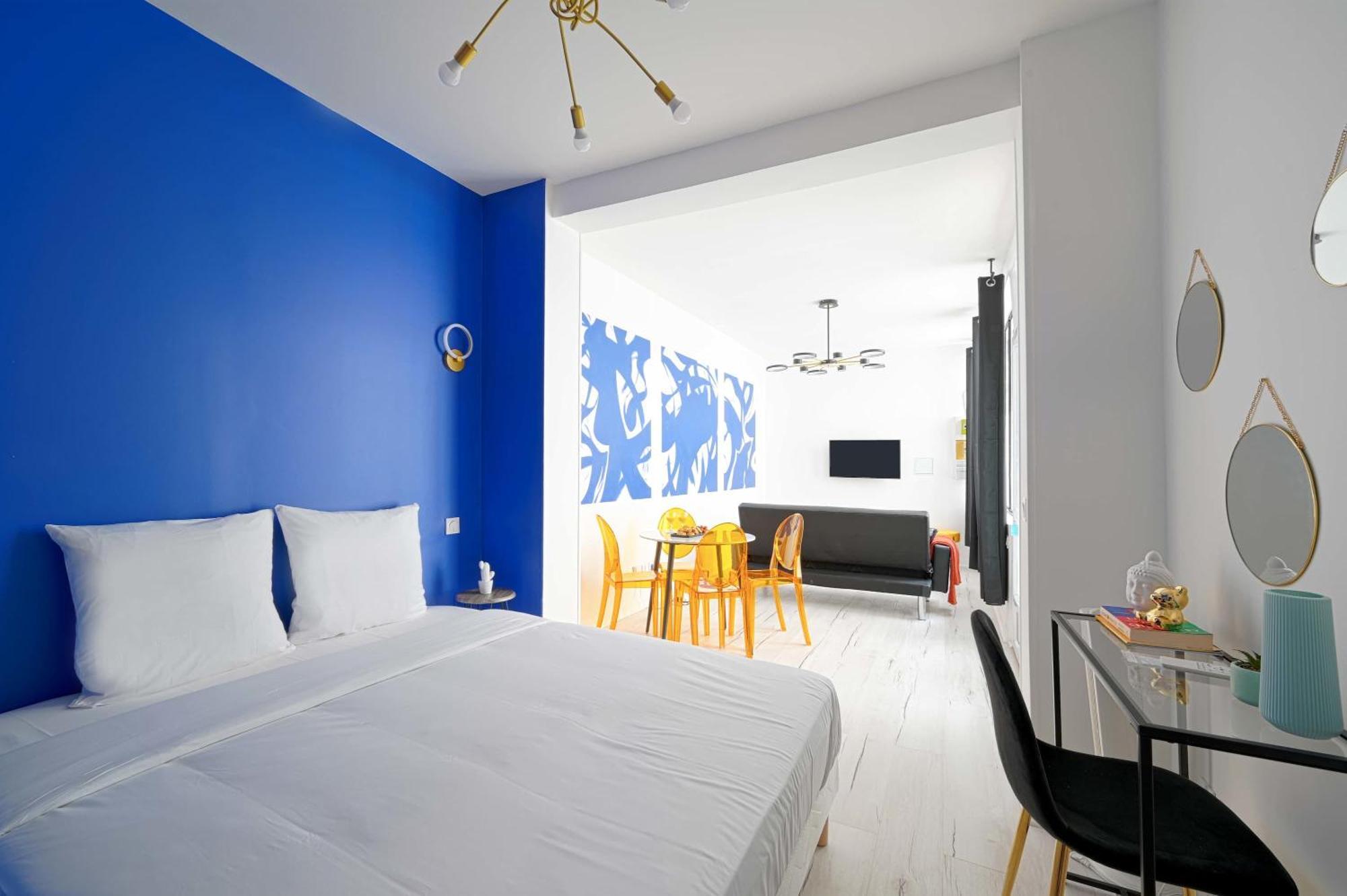 Large With Modern Art Vibes Perfect For 3 * Parigi