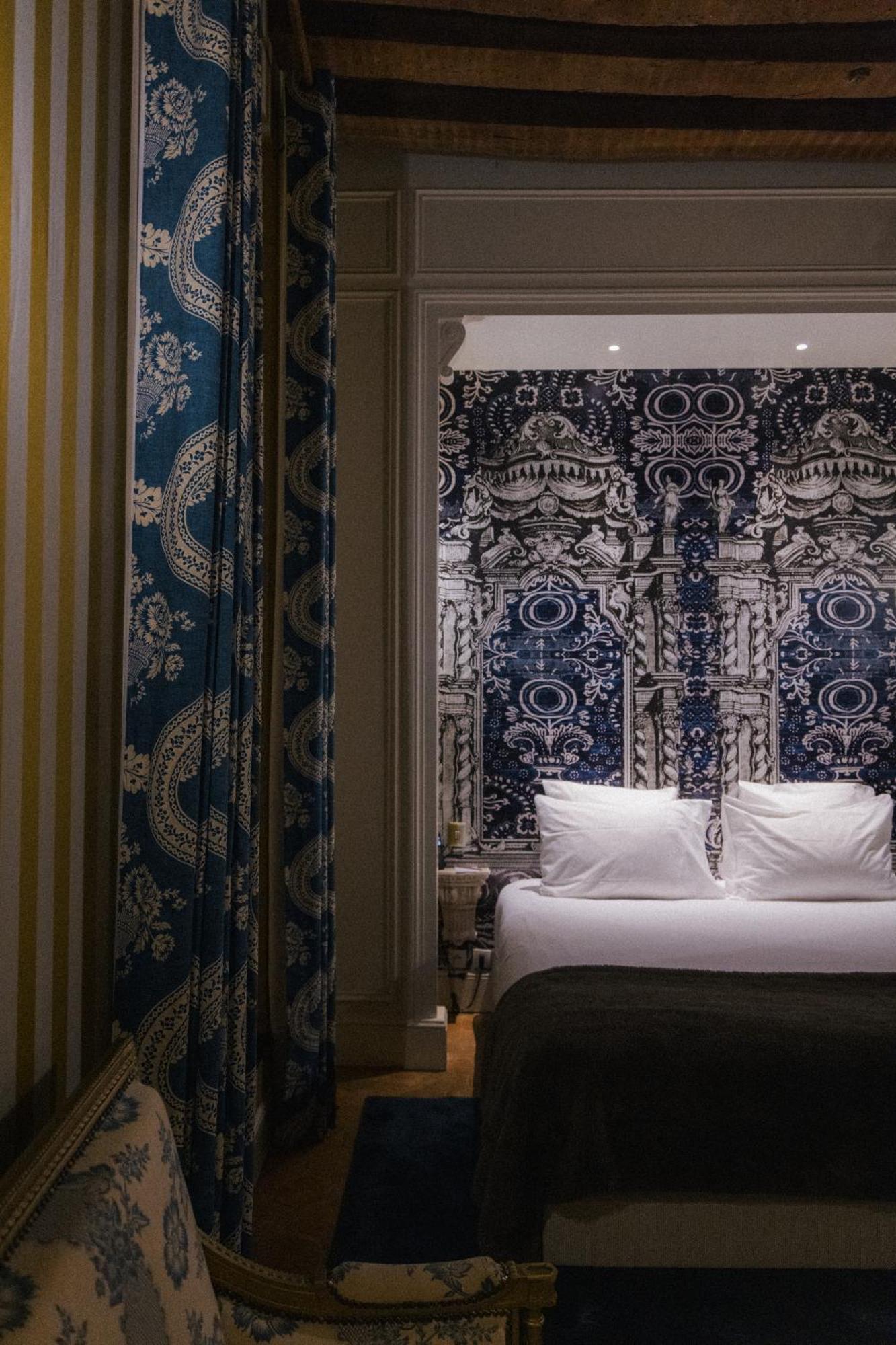 Du Petit Moulin, Haute Couture By Lacroix Hotel