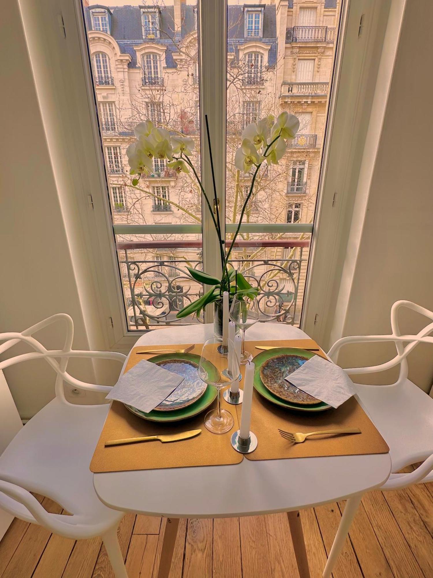 Luxury With A View Of The Eiffel Tower Paris