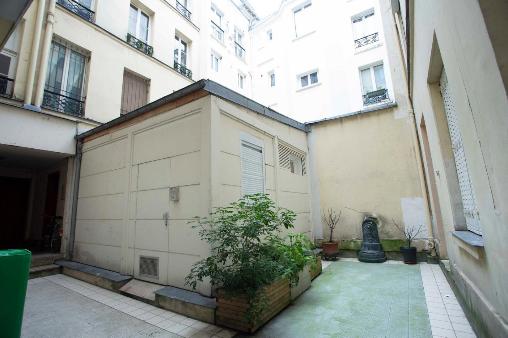 Intimate Near Republique Parigi