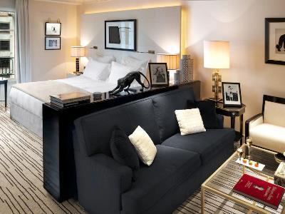 Montaigne Hotel