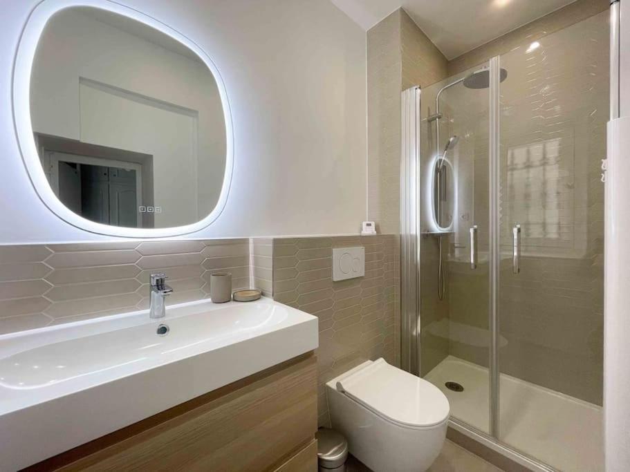 Charming 3 Bedroom Haussmannien In 17th Appartamento