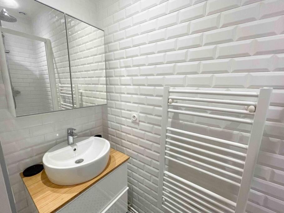 Charming 3 Bedroom Haussmannien In 17th Appartamento Parigi
