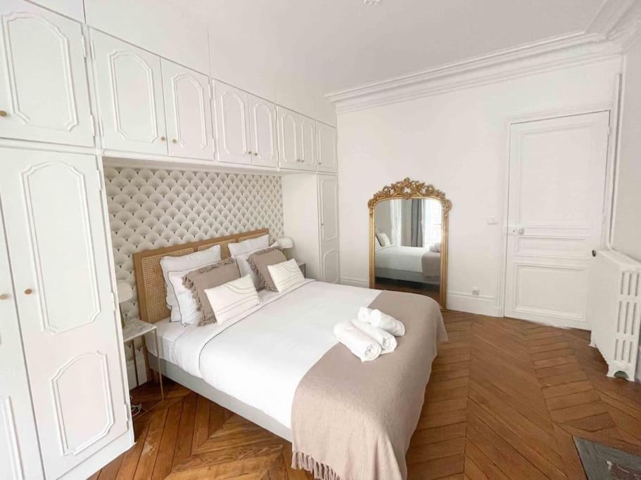 Charming 3 Bedroom Haussmannien In 17th * Parigi