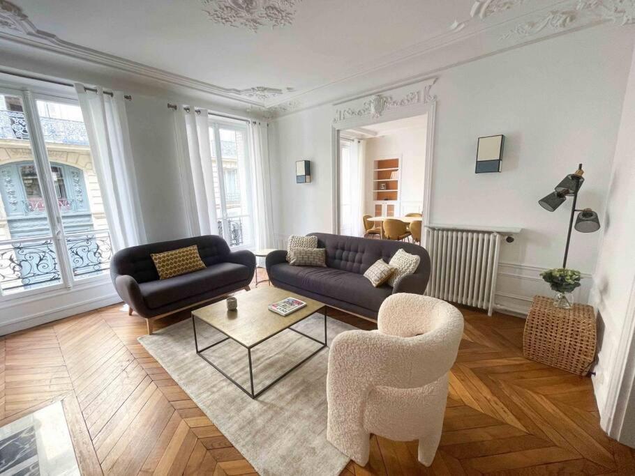 Charming 3 Bedroom Haussmannien In 17th Appartamento