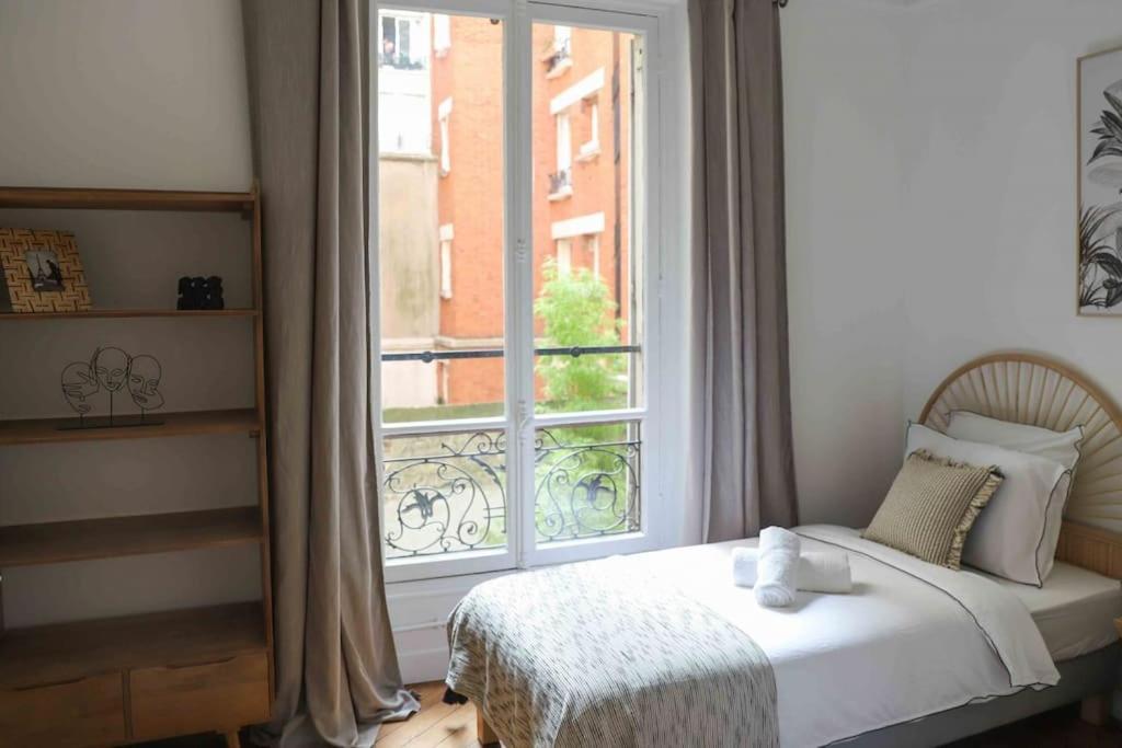 Charming 3 Bedroom Haussmannien In 17th Parigi