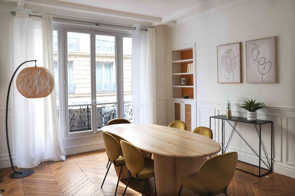 Charming 3 Bedroom Haussmannien In 17th Parigi