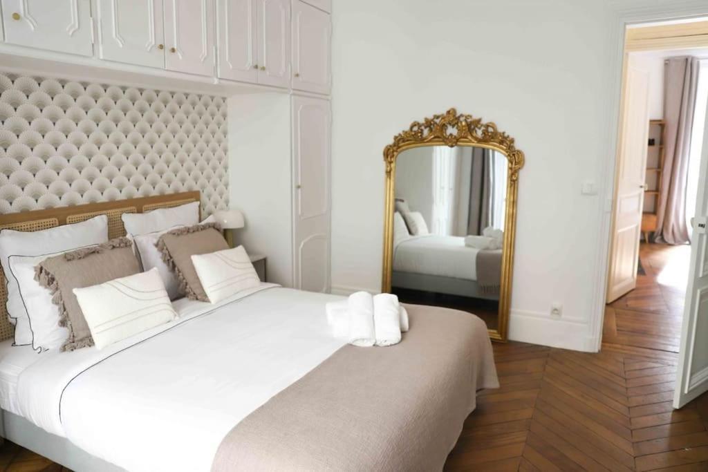Charming 3 Bedroom Haussmannien In 17th * Parigi