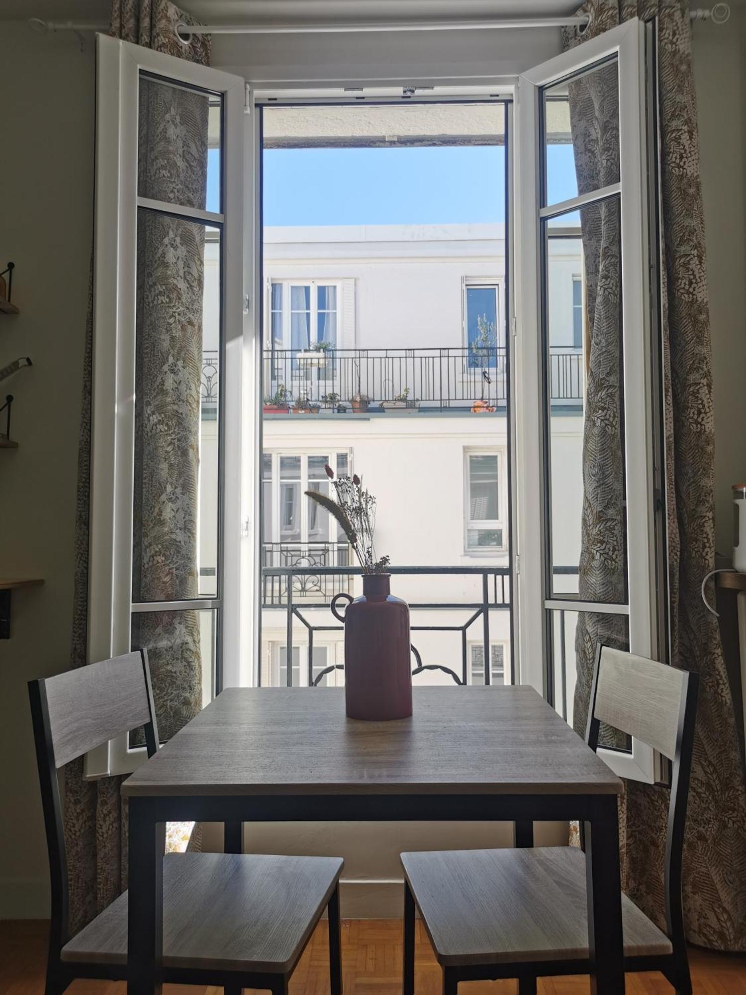 Lovely And Bright In Montmartre Parigi