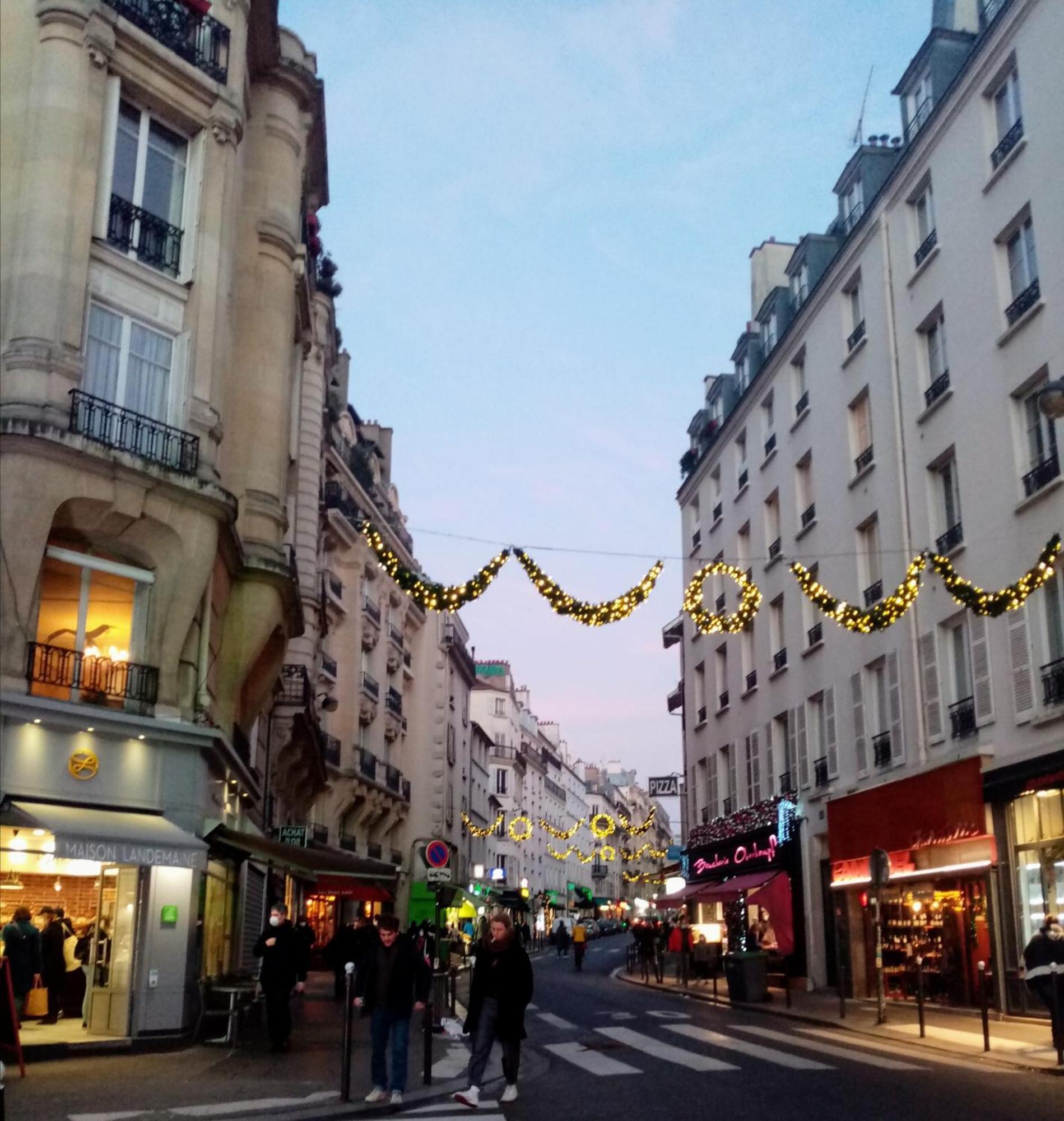 Avec Balcon Au Coeur * Parigi