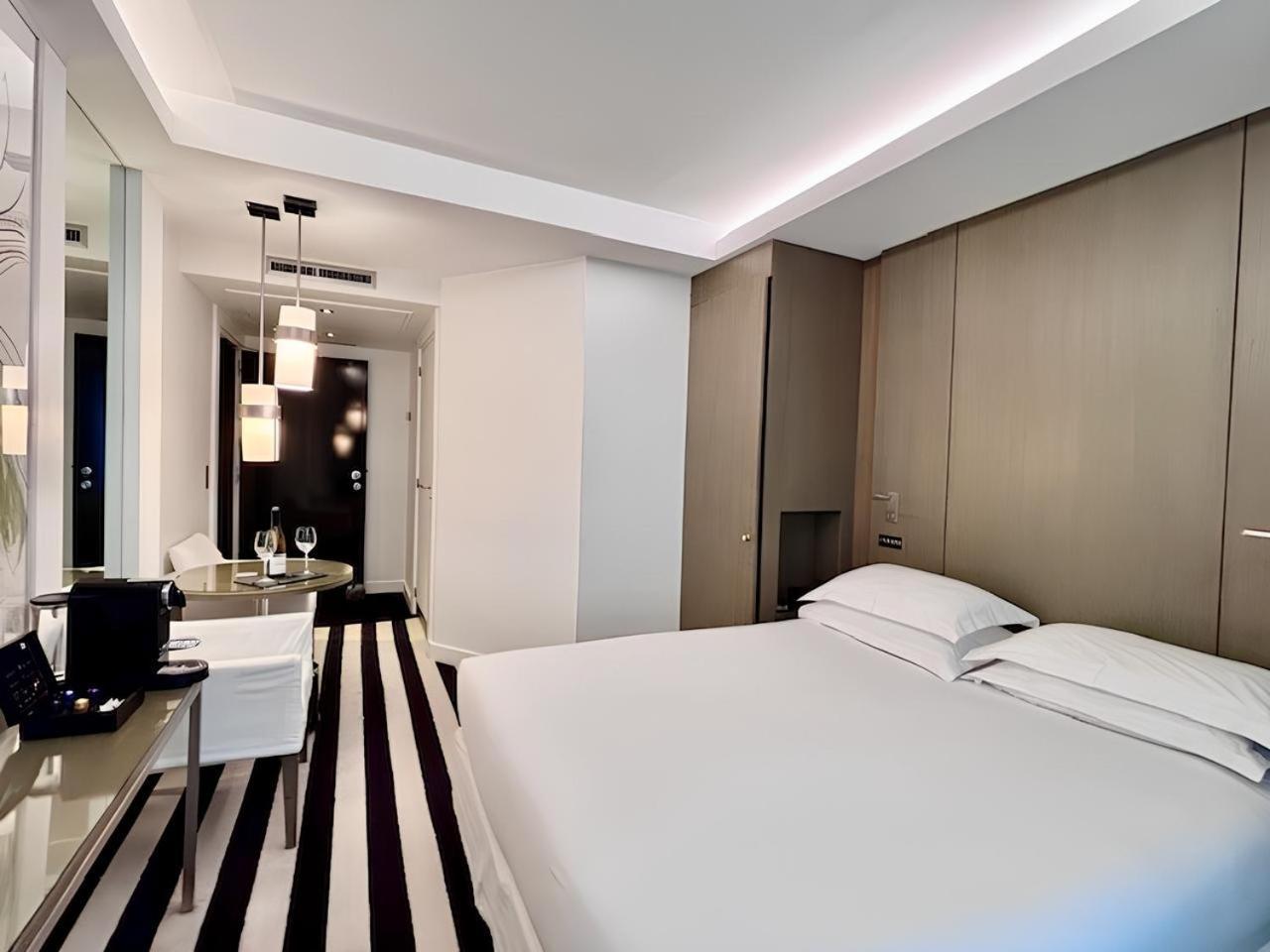 Le A Hotel