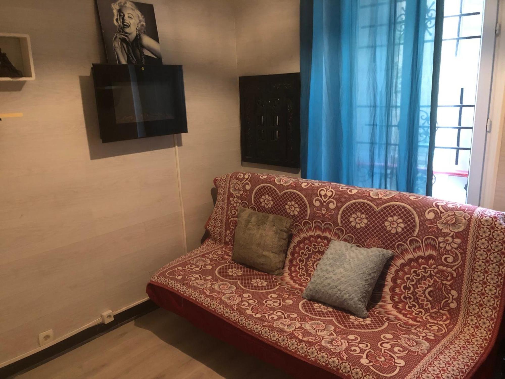 Apartment Maryline: Cozy Parisian Retreat With Patio View