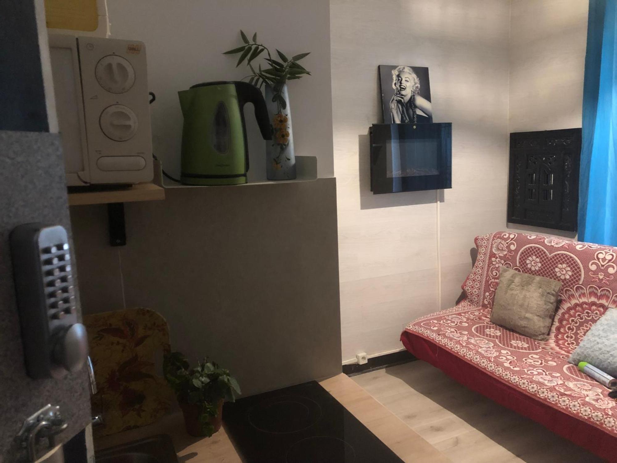 Maryline: Cozy Parisian Retreat With Patio View Apartment