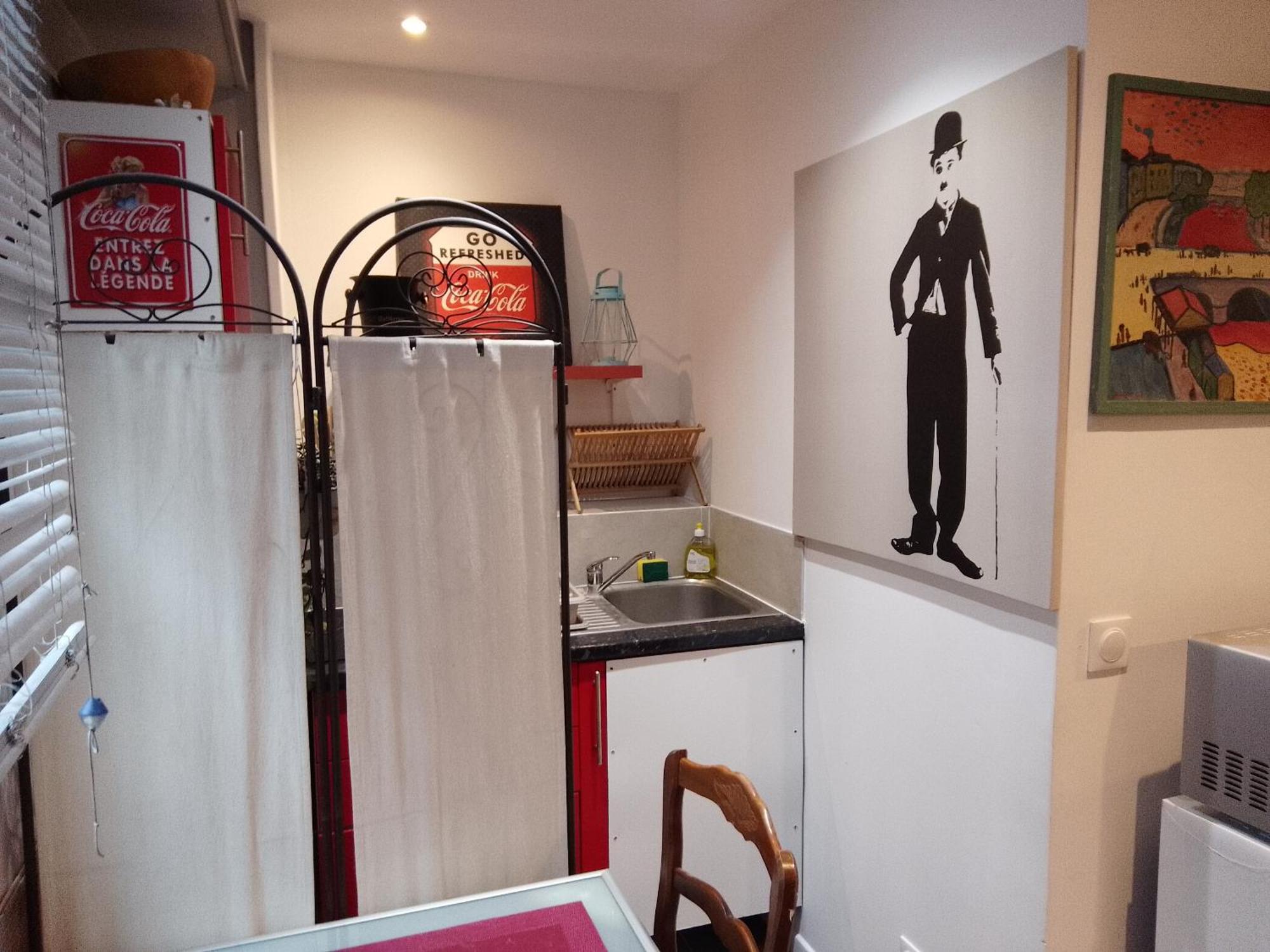Apartment Guesthouse Familial Pour 2,3,4 Personnes De 44M2- Accessible Handic -Rez De Chaussee-Vues Sur Rue Et Patio Prive - Sejour, Chambre Separee-Cuisine,Salle De Bain,Lit Double Et Canape-Lit 2Pers-Entree De La Rue Berzelius-5 Minutes Du Metro Brochant-Lig Paris