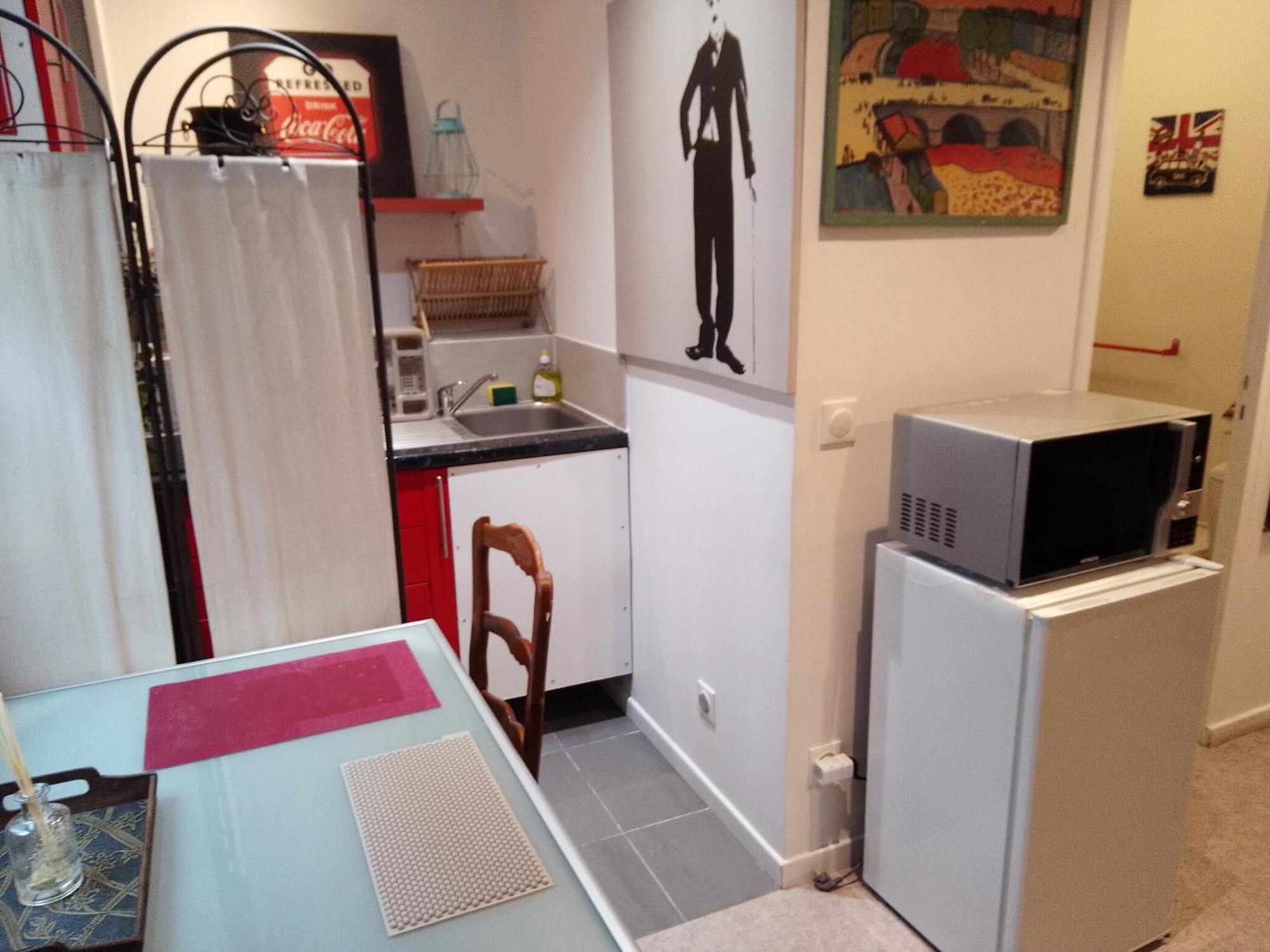 Guesthouse Familial Pour 2,3,4 Personnes De 44M2- Accessible Handic -Rez De Chaussee-Vues Sur Rue Et Patio Prive - Sejour, Chambre Separee-Cuisine,Salle De Bain,Lit Double Et Canape-Lit 2Pers-Entree De La Rue Berzelius-5 Minutes Du Metro Brochant-Lig Apartment