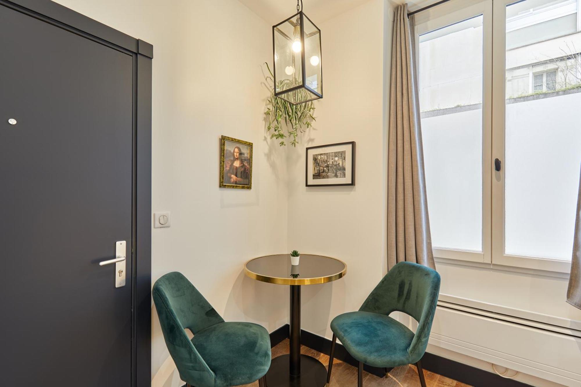 Rent A - Alma Paris