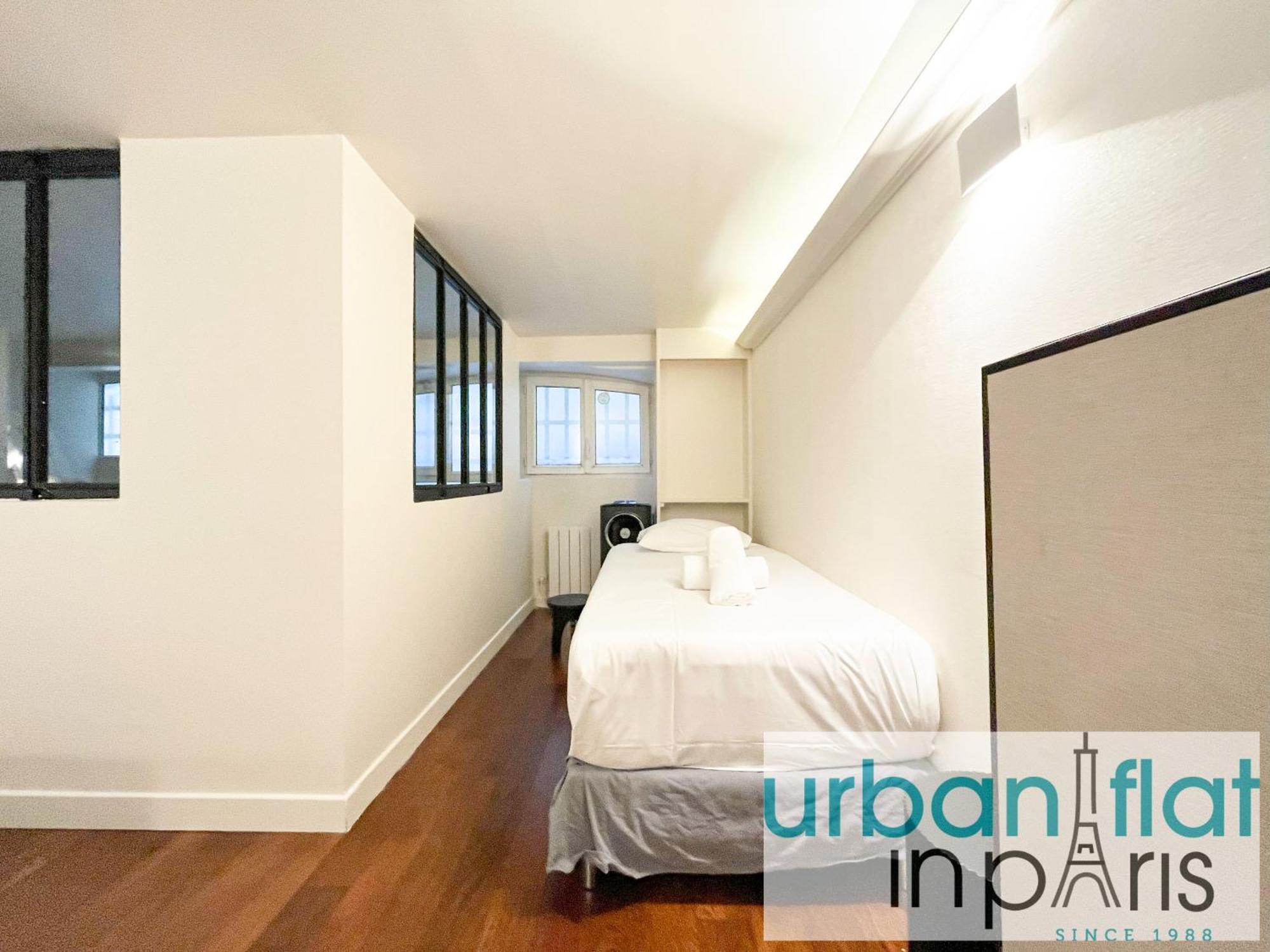 Urban Flat 09 - Stylish Triplex Champs-elysees Parigi