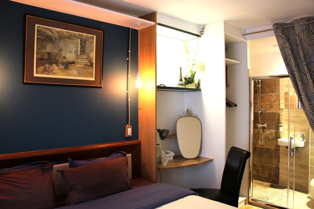 Private In A Parisian Homestay! - Close To It All! Alloggio in famiglia Parigi