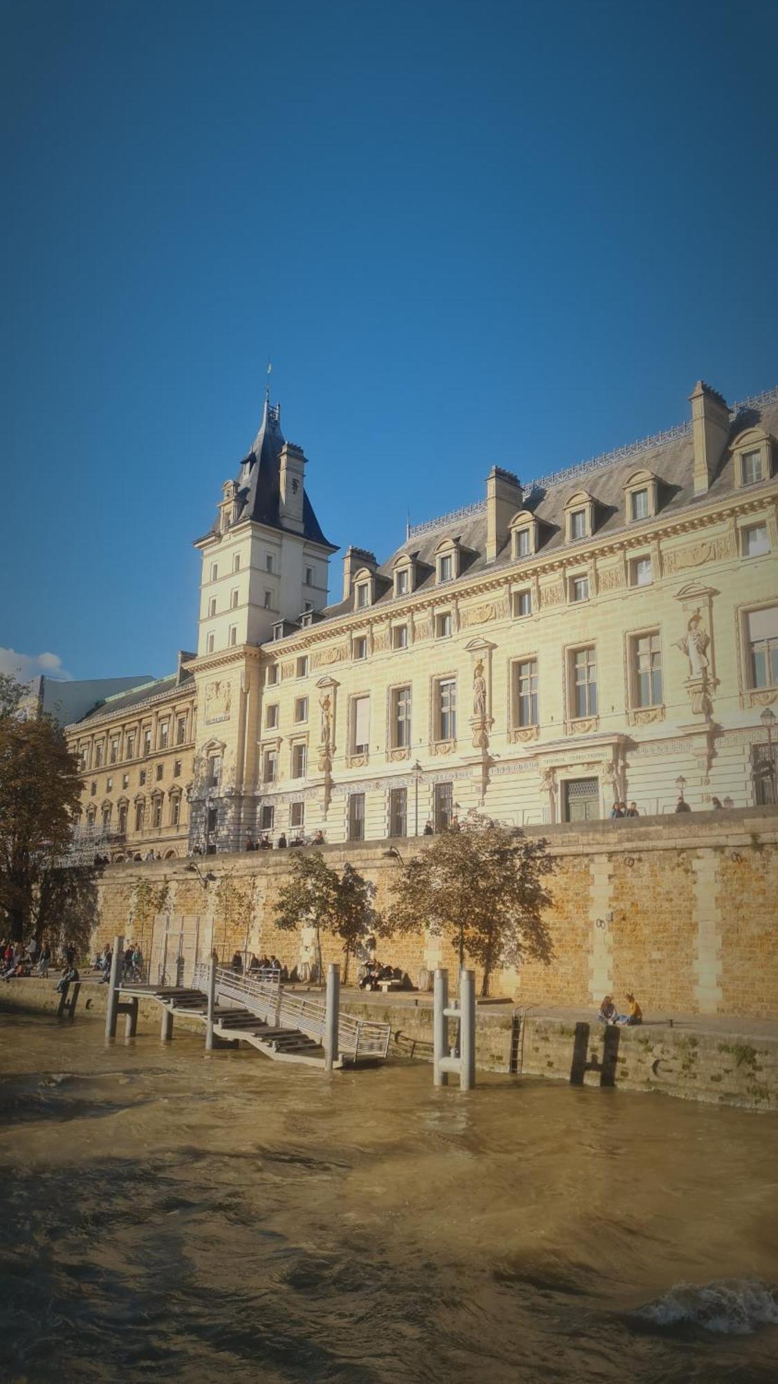 Urban Flat 74 - Disneyland In * Parigi