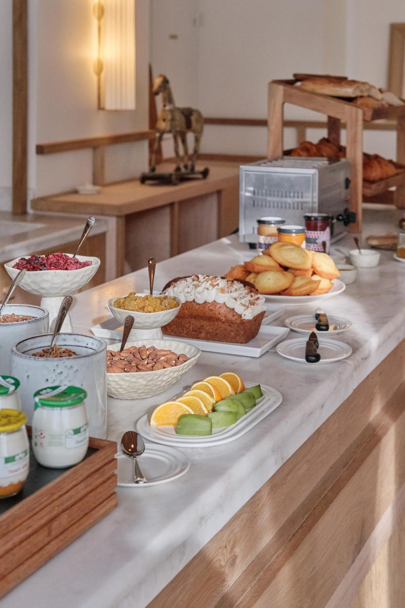 Elysee Montmartre Hotel