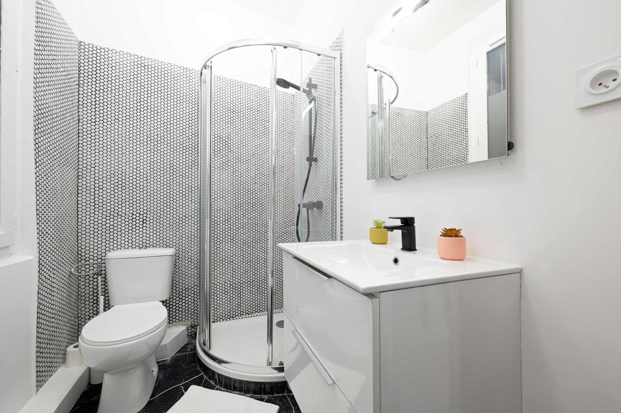 Large With Modern Art Vibes Perfect For 3 * Parigi