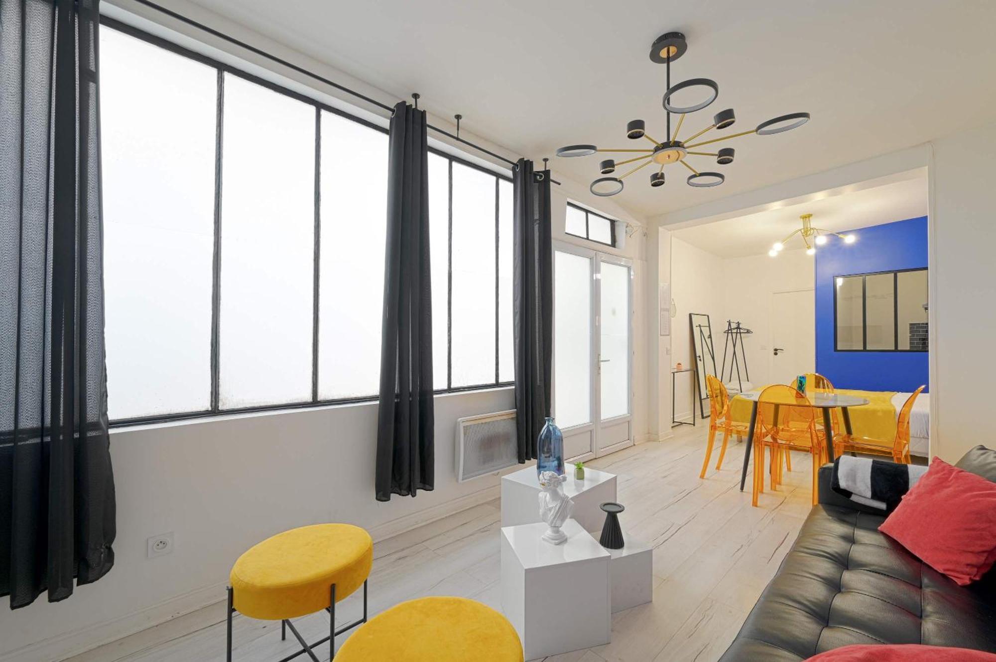 Large With Modern Art Vibes Perfect For 3 Parigi