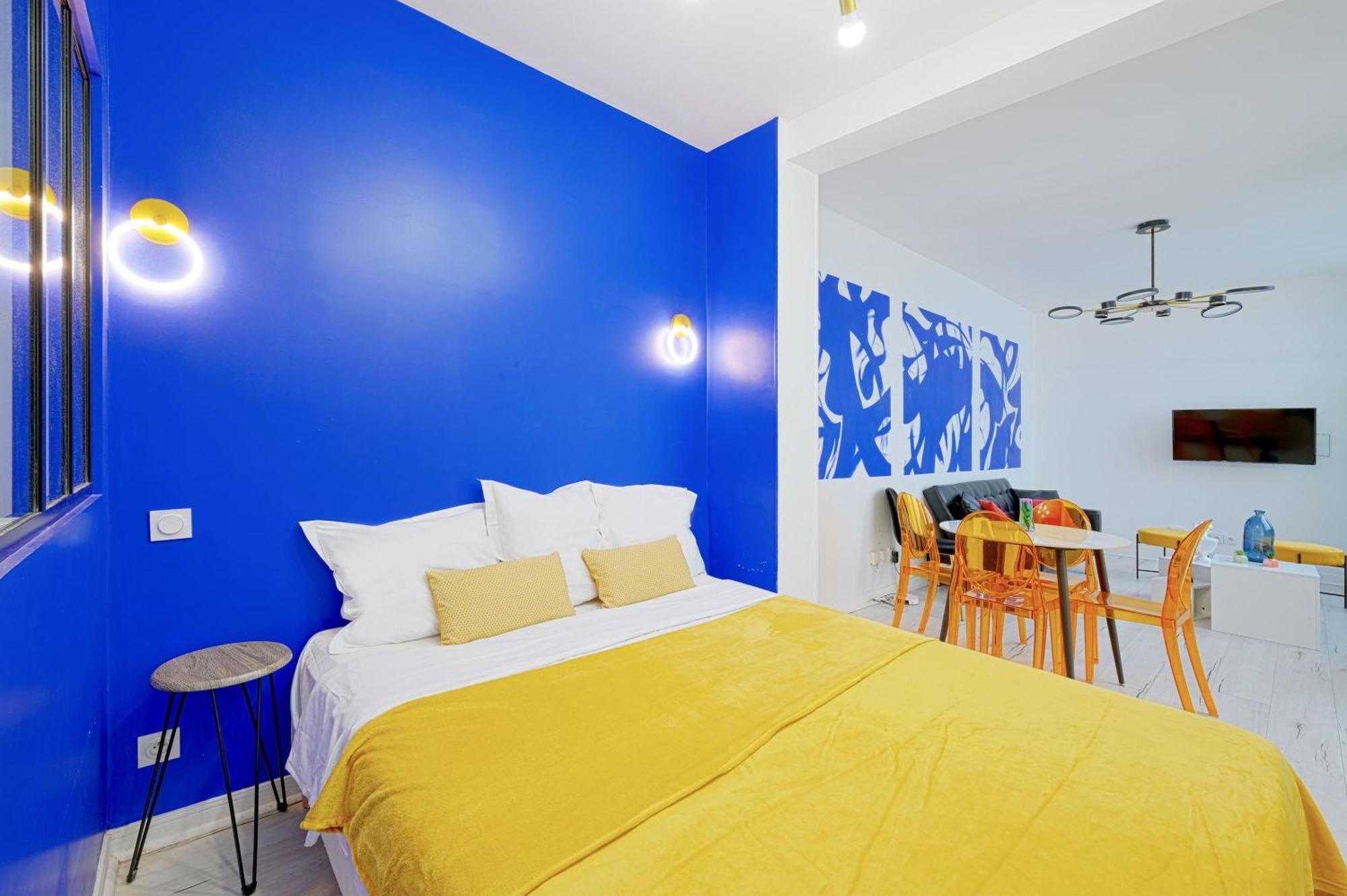 Large With Modern Art Vibes Perfect For 3 *