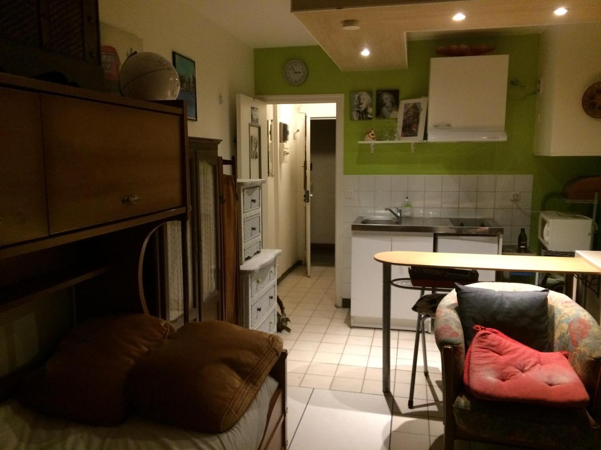 Métro Pigalle,garçonnière 25 M2, 3 Per, Cabarets Théâtres,restaurants,tout Confort